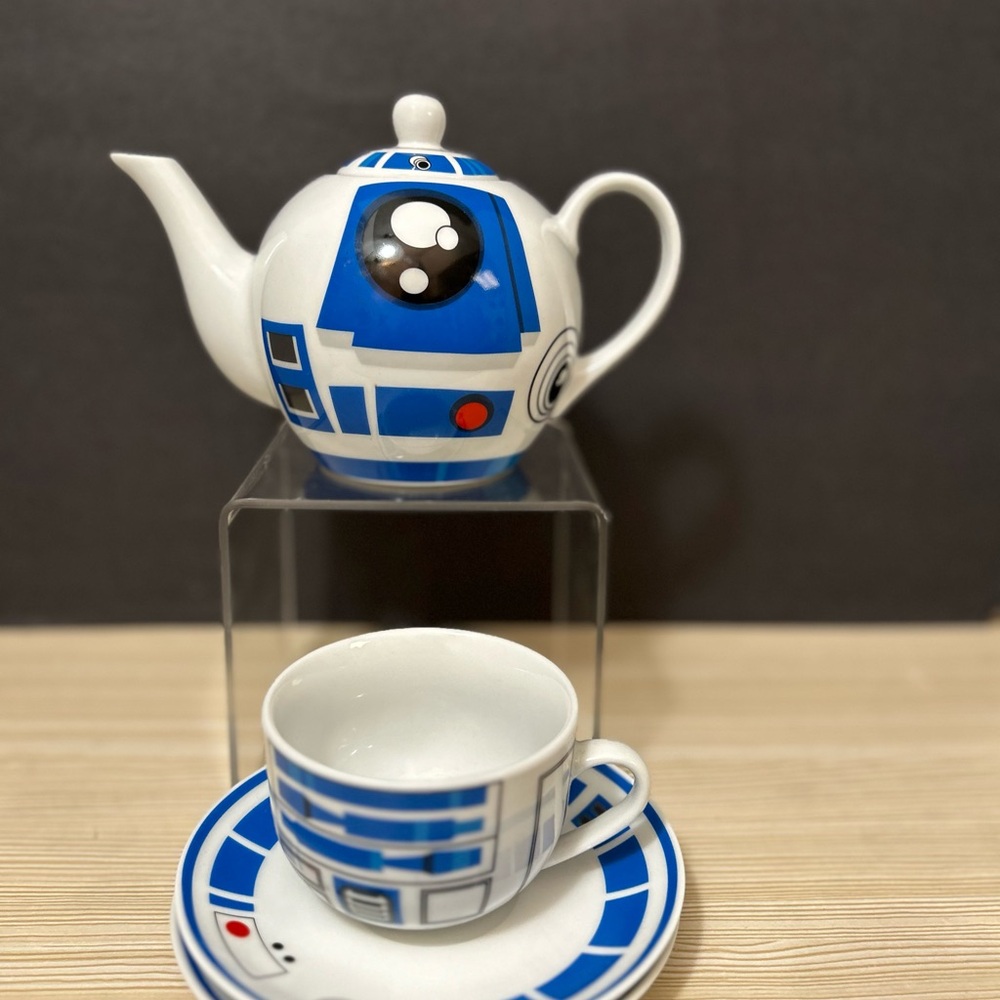 R2-D2 Inspired Blue and White Teapot Set